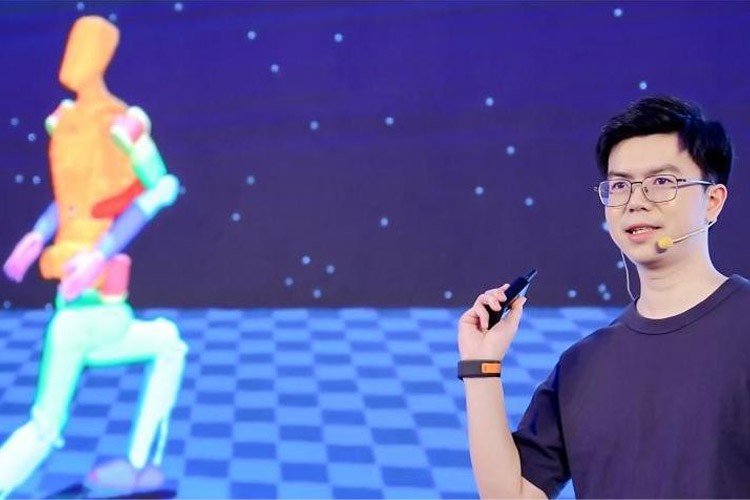 天才少年稚晖君梁萝机器人走路进场！AI模型做大脑，目标售价20万以内