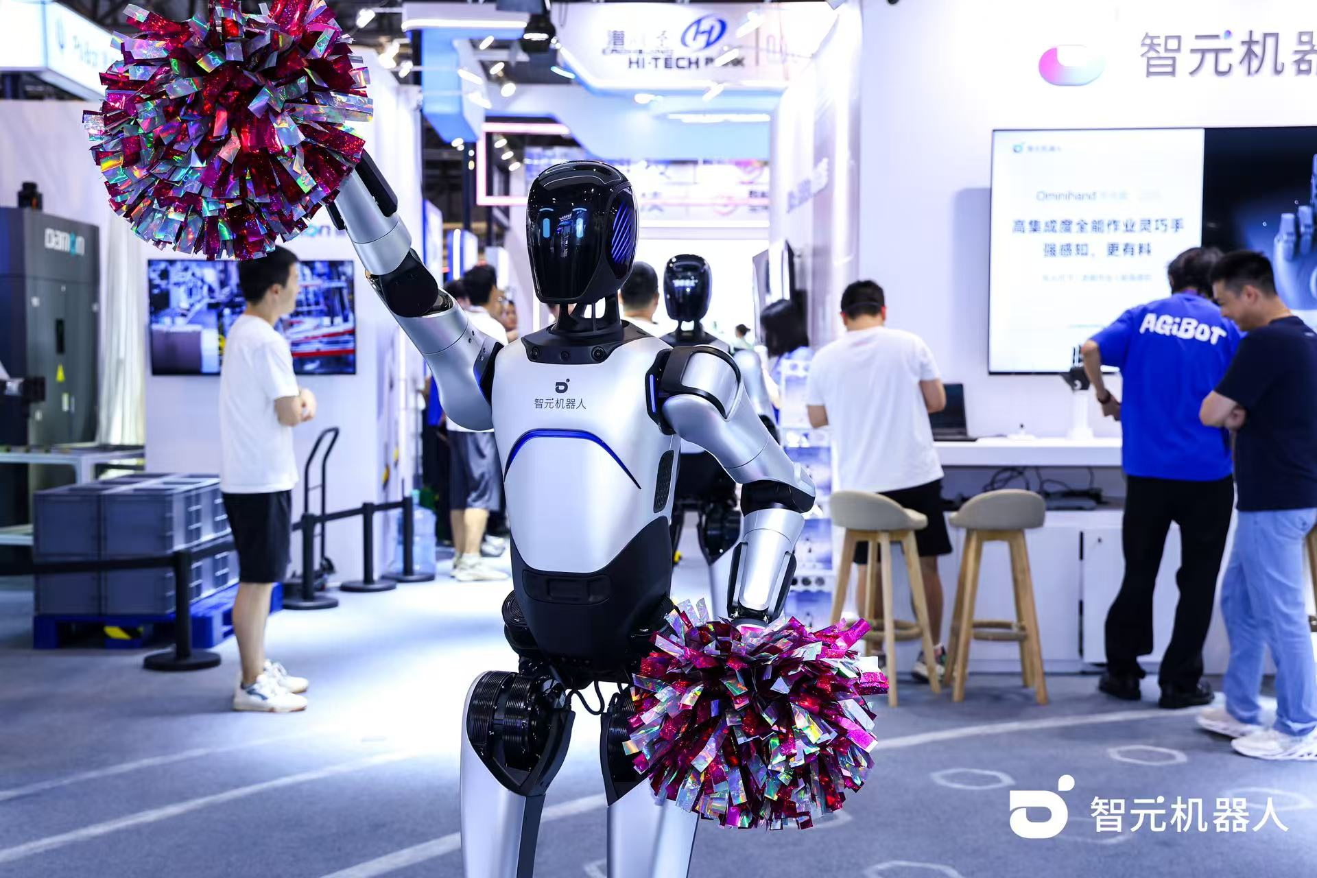 梁萝机器人 WAIC 首日展台火爆，机器人家族集体打工忙不停